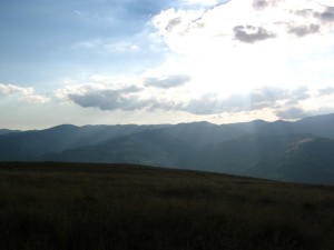 Valahol ott van a gerincen, a csúcson, a meteóház Valahol ott van a gerincen, a csúcson, a meteóház
