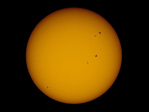 A Nap és foltjai (feldolgozott fotó). A Nap és a Hold nagyjából azonos méretűnek látszik