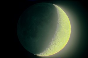 HDR-változat (szaturált) – a Hold "sötét" oldala kék a ráragyogó Föld fényétől