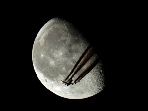 Repülő megy át a Hold előtt 2014. március 22-én. Canon 1100D @ MC 102/1300